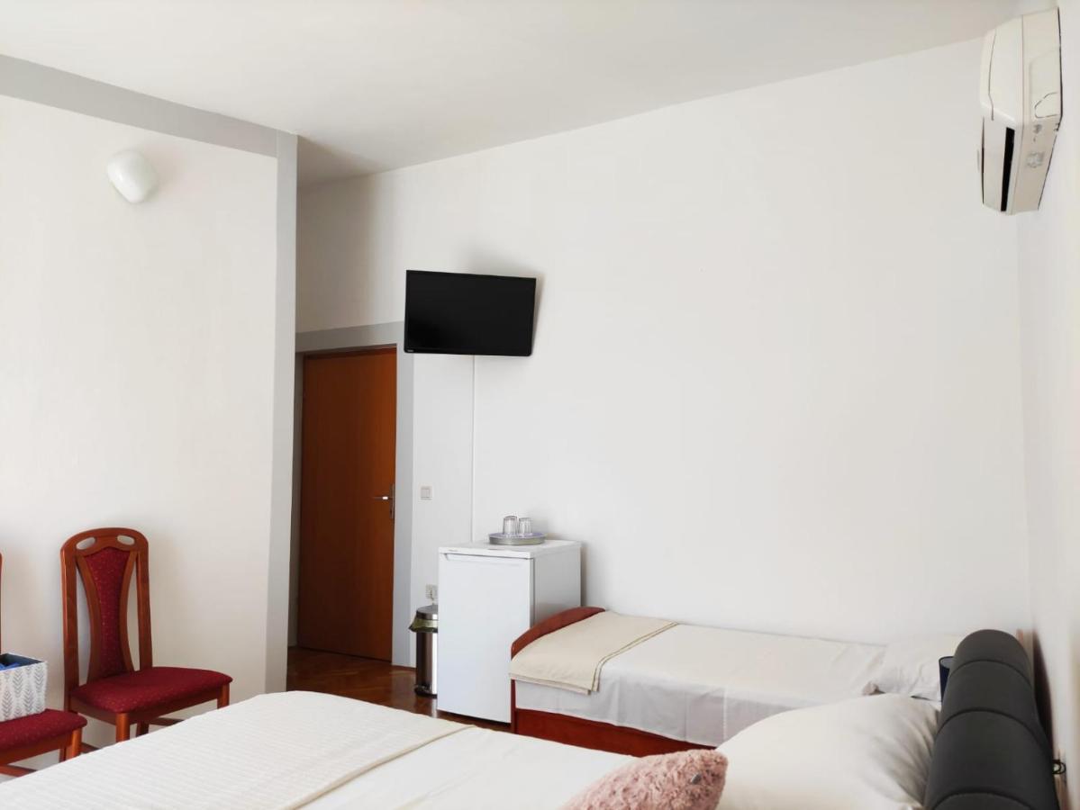 Guesthouse Varnica Kastel Luksic ภายนอก รูปภาพ