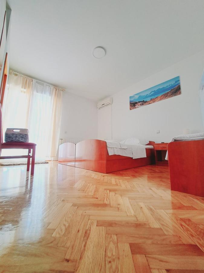 Guesthouse Varnica Kastel Luksic ภายนอก รูปภาพ