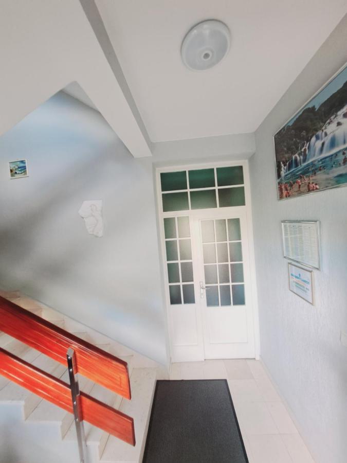 Guesthouse Varnica Kastel Luksic ภายนอก รูปภาพ