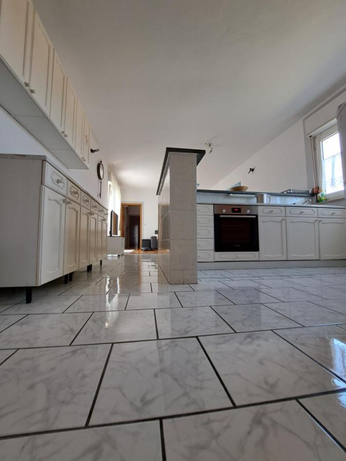 Guesthouse Varnica Kastel Luksic ภายนอก รูปภาพ