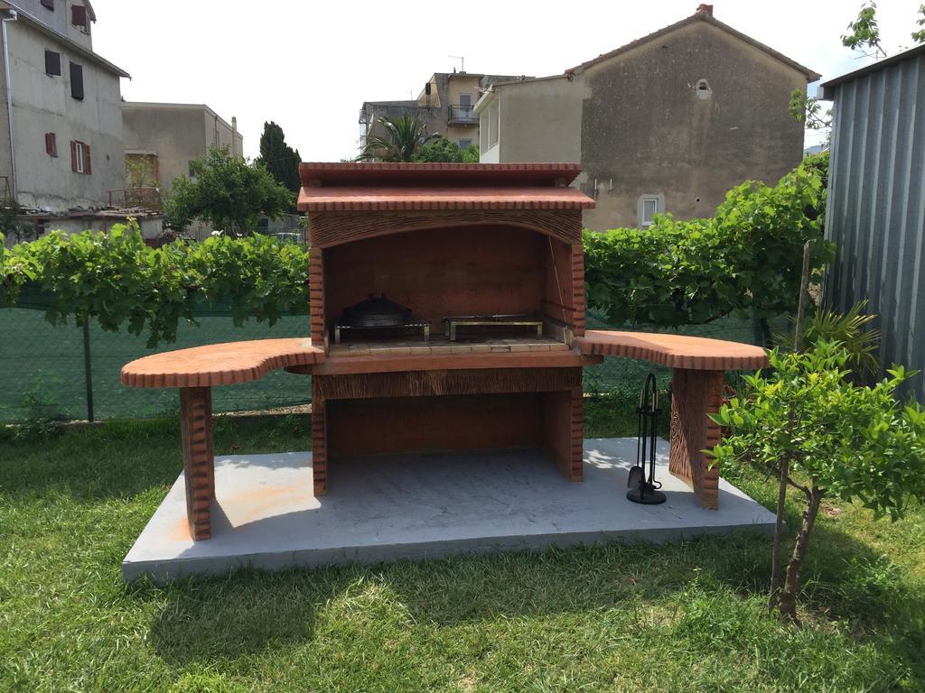 Guesthouse Varnica Kastel Luksic ภายนอก รูปภาพ