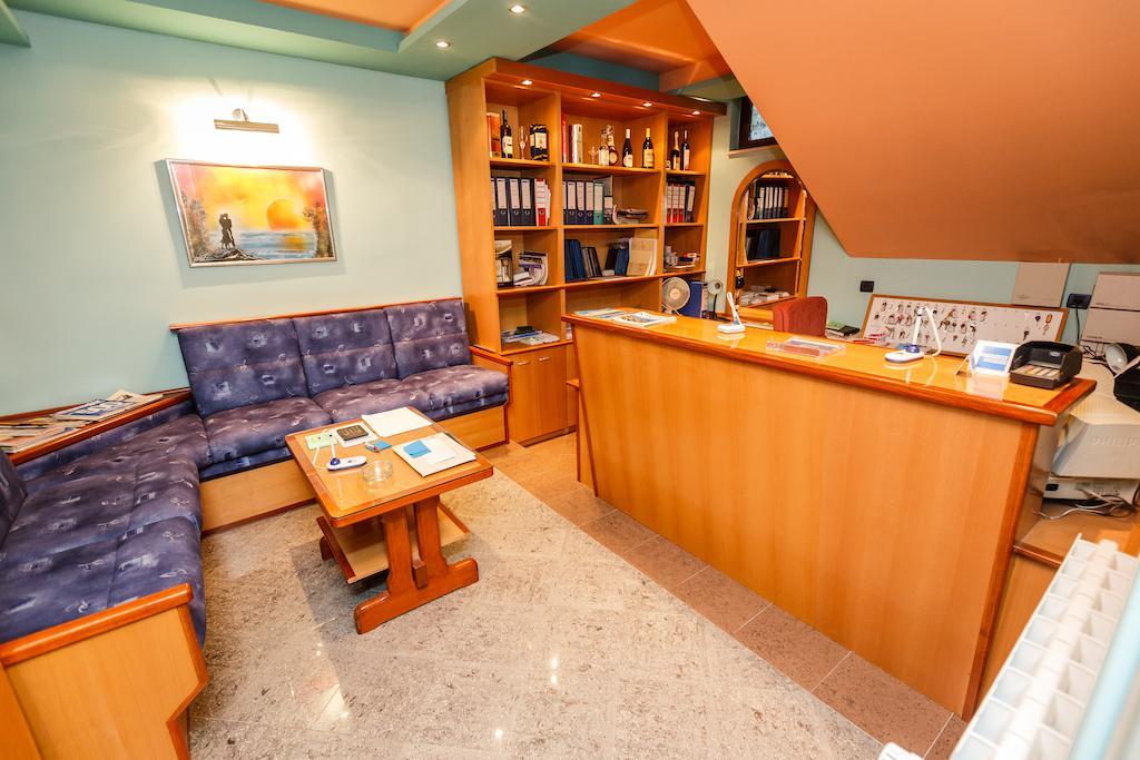 Guesthouse Varnica Kastel Luksic ภายนอก รูปภาพ