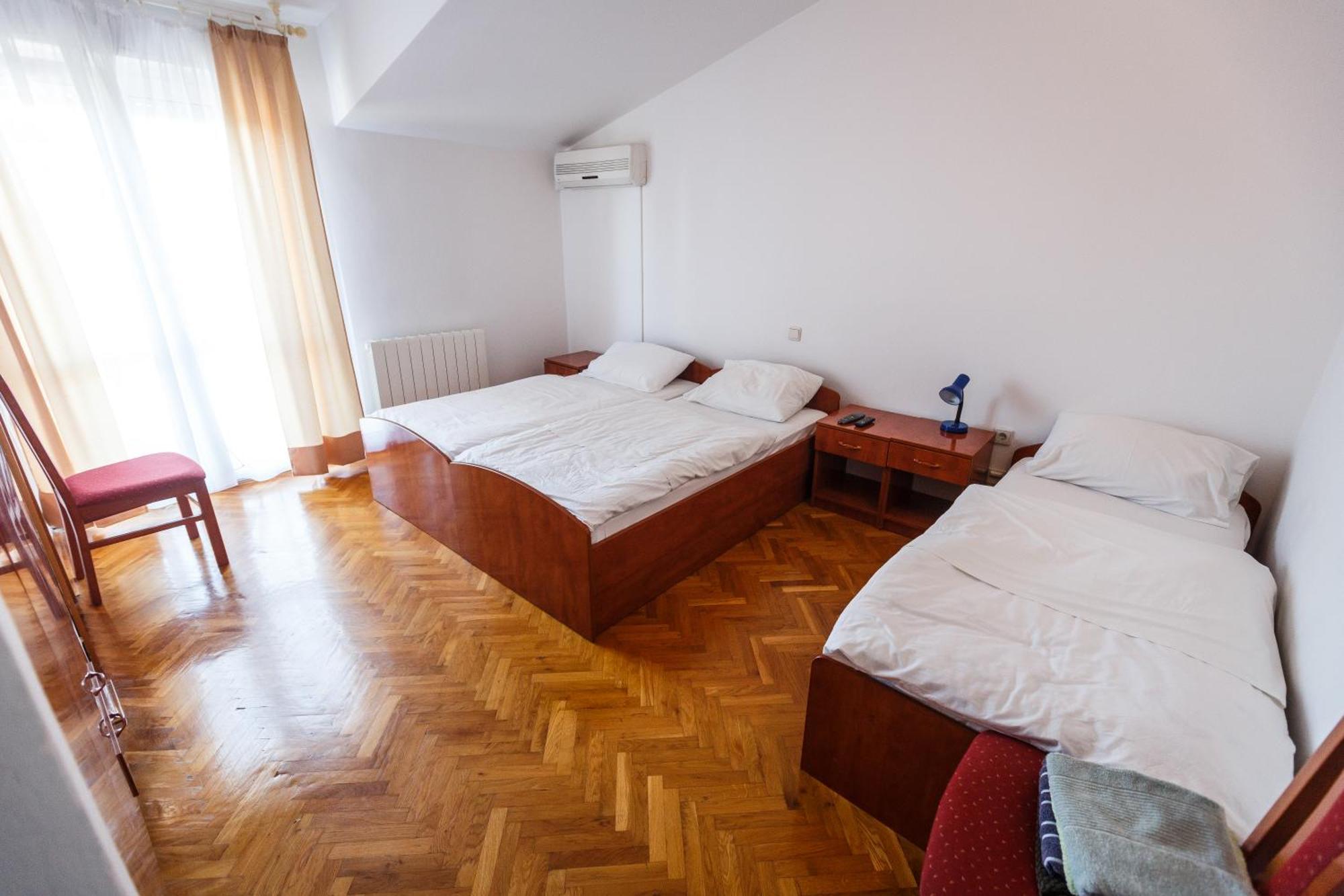 Guesthouse Varnica Kastel Luksic ภายนอก รูปภาพ