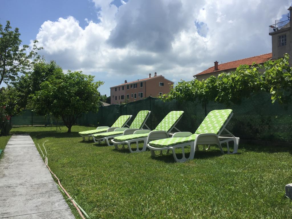 Guesthouse Varnica Kastel Luksic ภายนอก รูปภาพ
