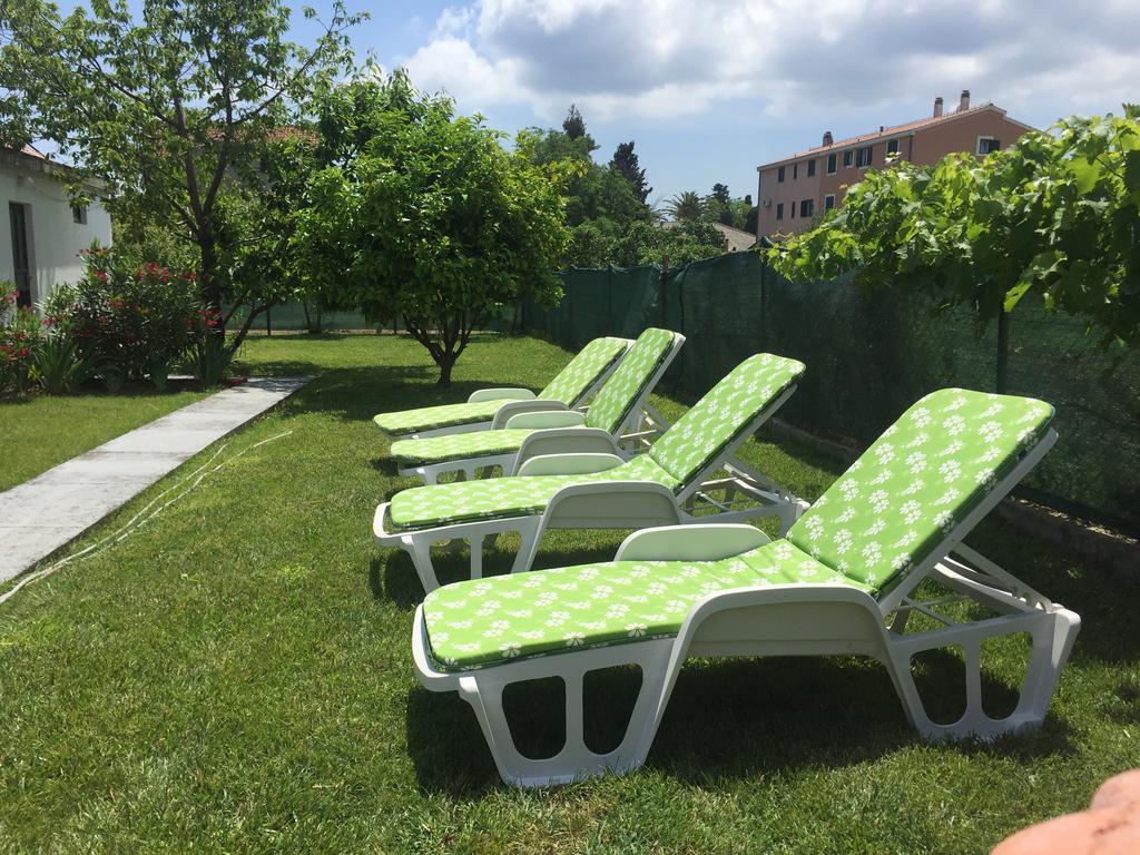 Guesthouse Varnica Kastel Luksic ภายนอก รูปภาพ