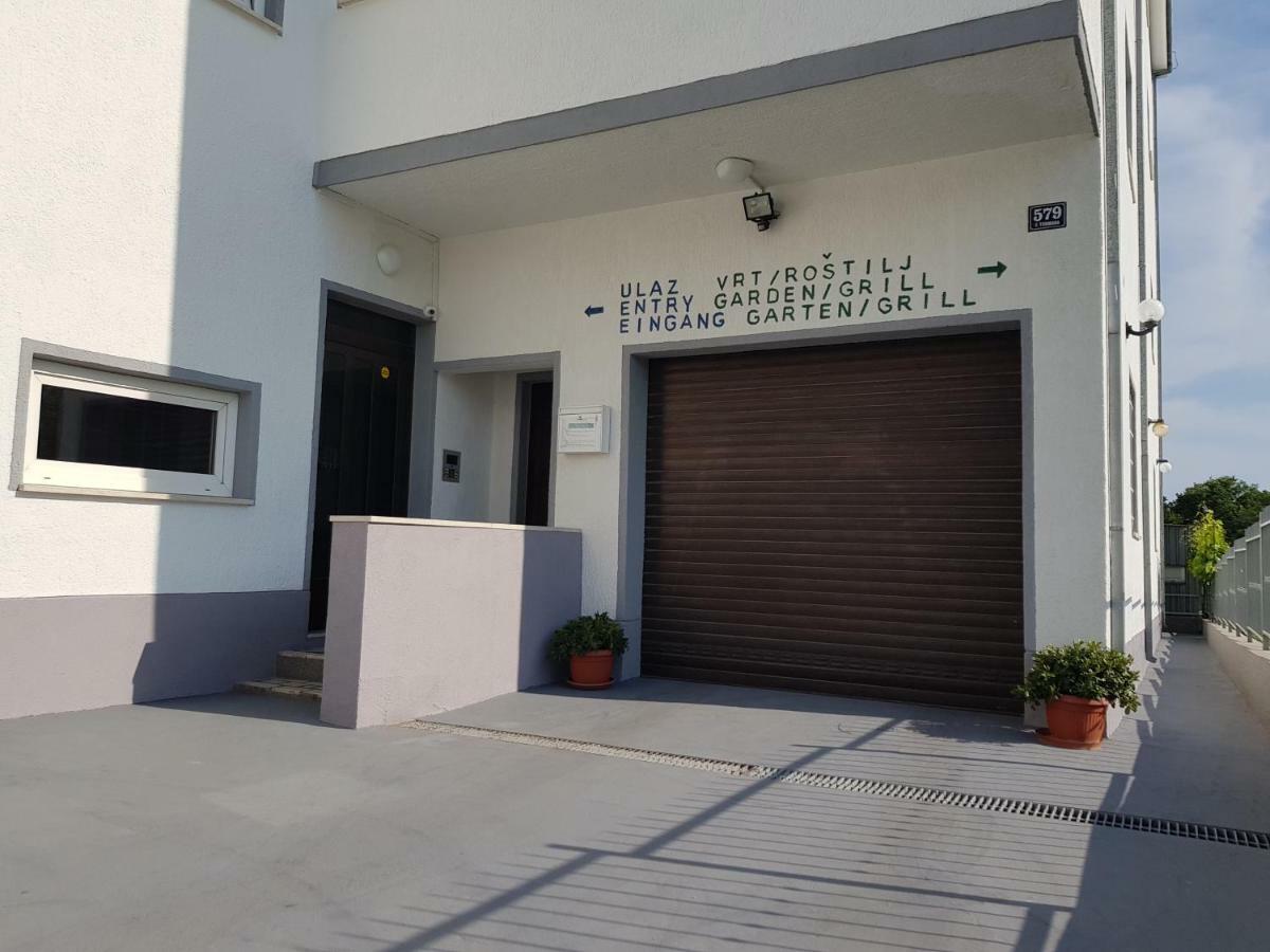 Guesthouse Varnica Kastel Luksic ภายนอก รูปภาพ