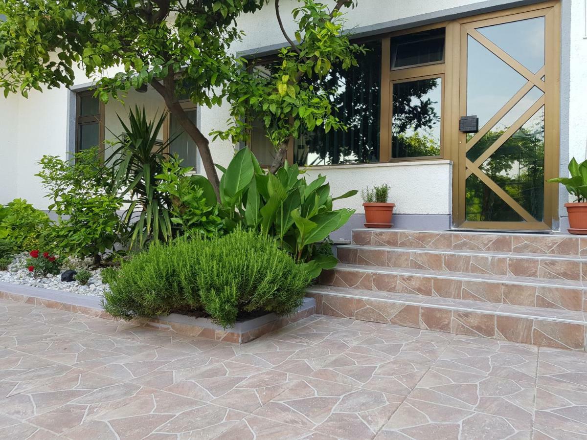 Guesthouse Varnica Kastel Luksic ภายนอก รูปภาพ
