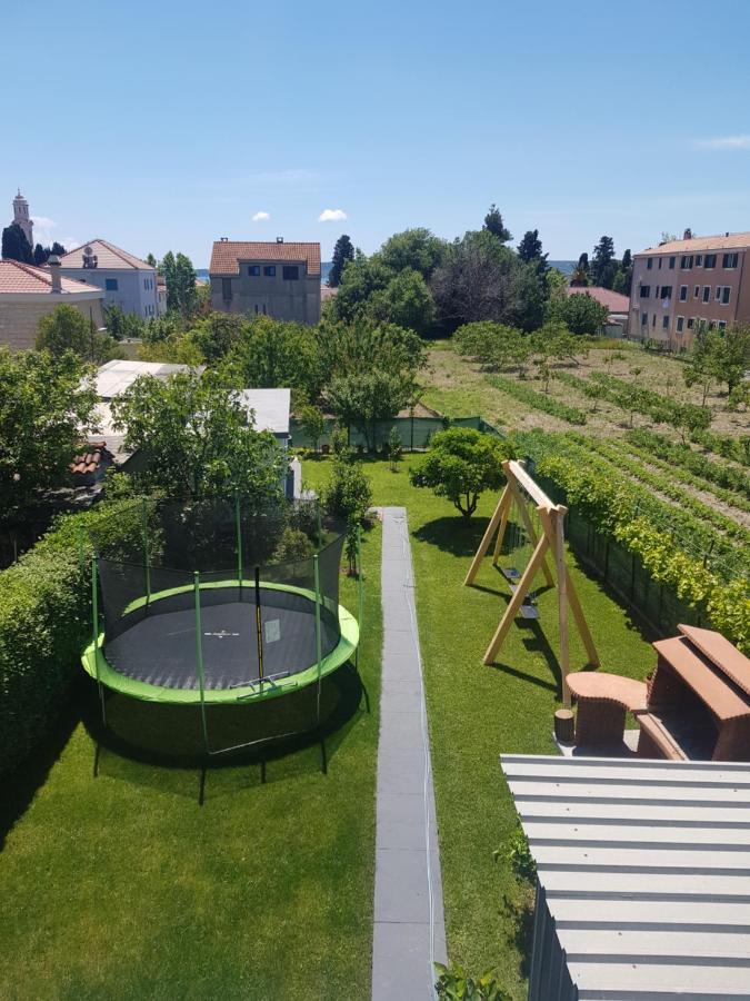 Guesthouse Varnica Kastel Luksic ภายนอก รูปภาพ